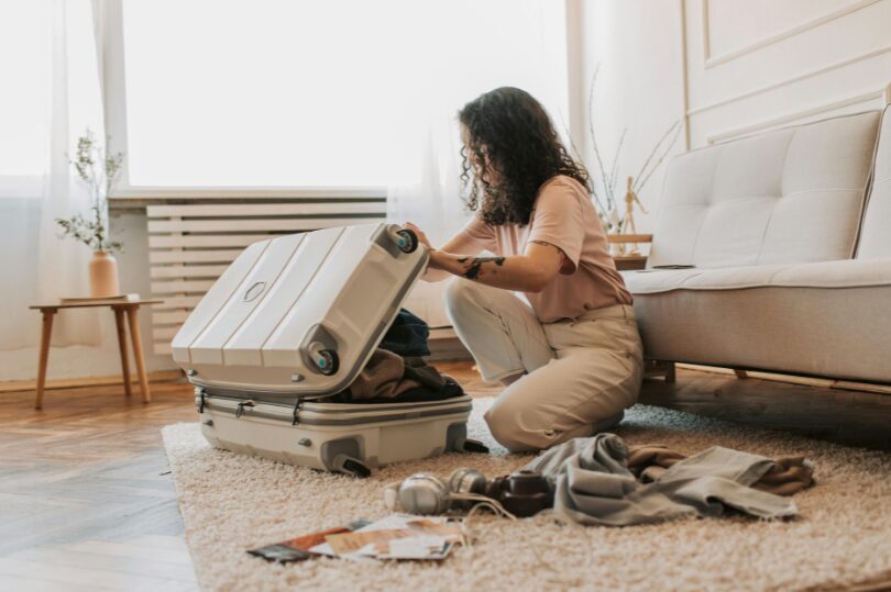maleta mujer de vaciones